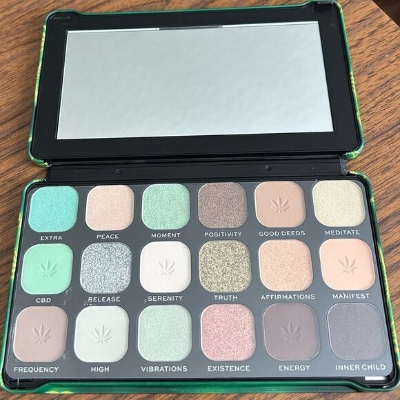 REVOLUTION EYESHADOW PALETTE - Picture 4 of 4